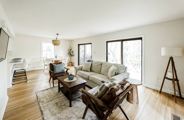 Lakefront house with stunning views and a dog-friendly atmosphere