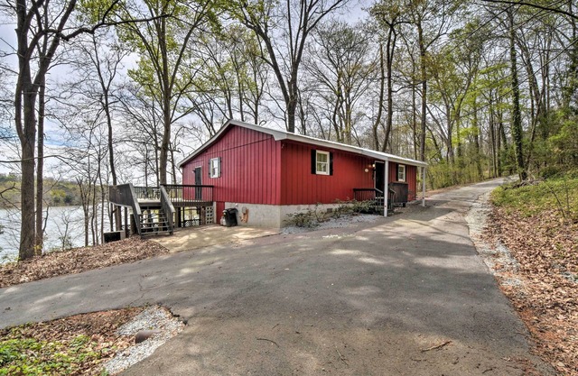 Lakefront Lavonia Cottage w/2-Story Dock!