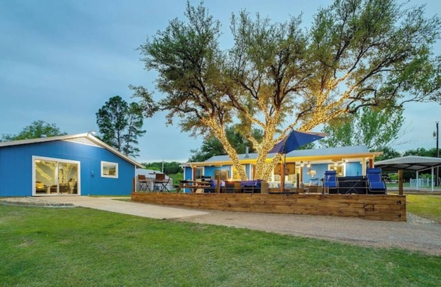 Lakefront Living with Pickleball, Basketball, Hot Tub & Lake activities