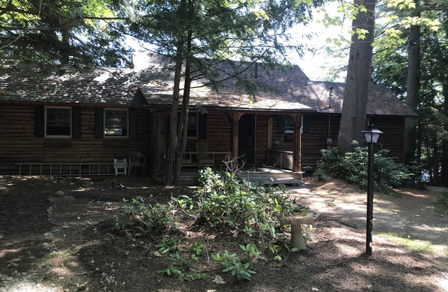 Lakefront Log Cabin!