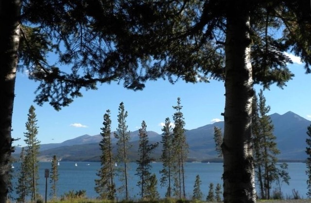 Lakefront Luxury Condo - Lake and Mountain Views, Smoke Free