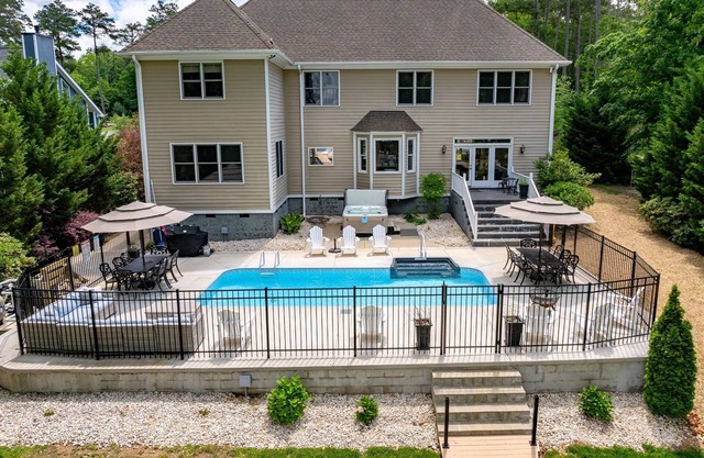🌅 Lakefront Luxury | Flat Lot, Heated Pool, Hot Tub & Game Room Fun 🎮 Dock!
