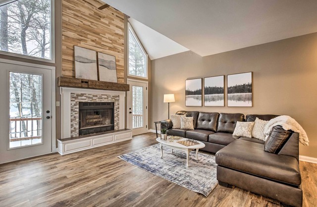 Lakefront Minocqua Getaway: Dock, Game Room!