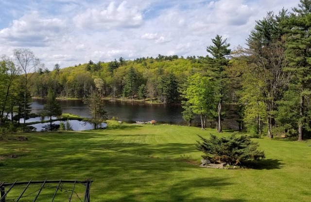 Lakefront on 31 acres, Kayaks, boat, Hiking, Fishing, Paradise for kids and pets