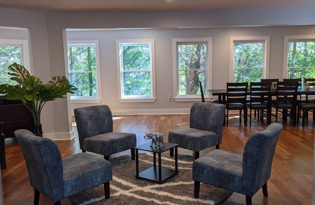 Lakefront paradise perfect for friends and family!