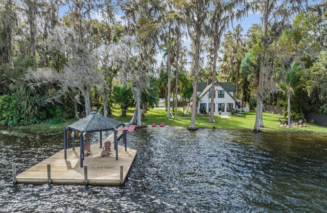 Lakefront Paradise Seasonal Getaway