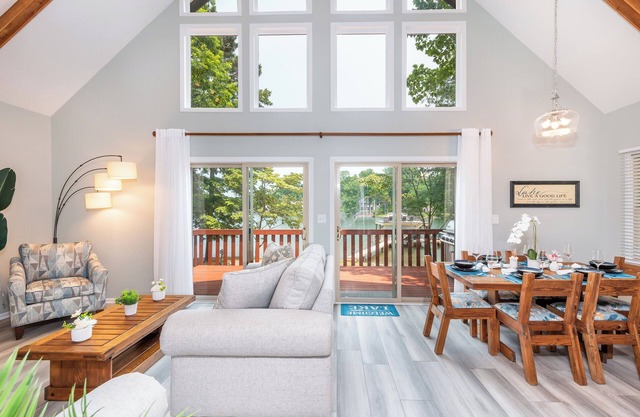 Lakefront Paradise: Custom Dock, Kayaks, Stand Up Paddle Boards + Firepit.