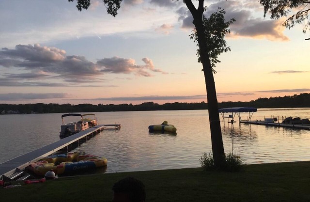 Lakefront,pool/ shuffleboard, hottub ,bikes,wineries,outdoor gas firepit, kayak