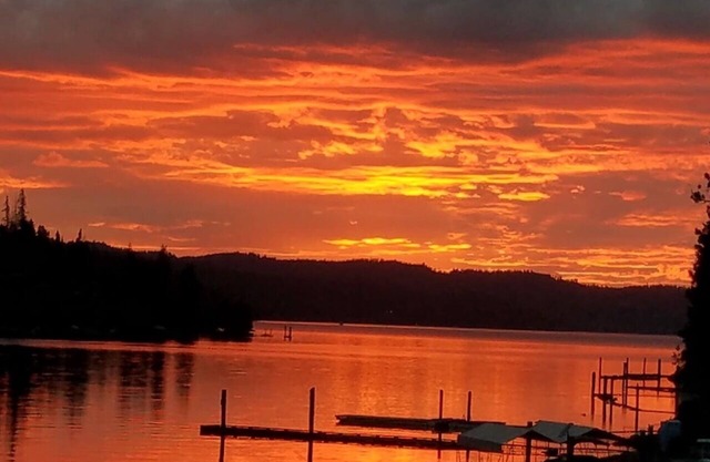 Lakefront, Private Dock, Best Views from the Best Bay on the Lake, Close to Town