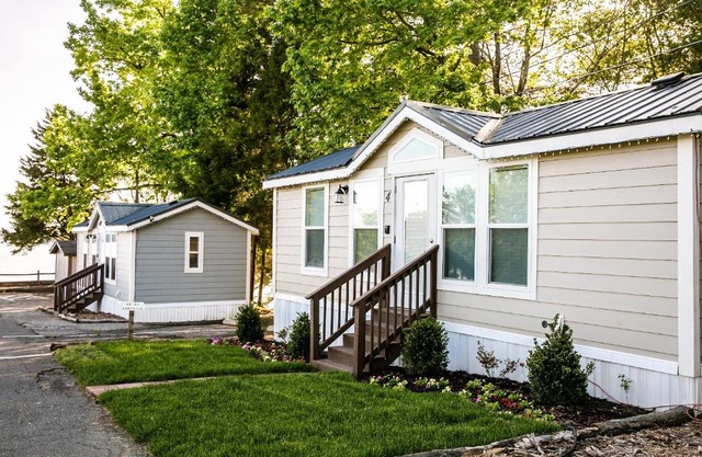 Lakefront Property One Bedroom #3 at Long Cove Resort
