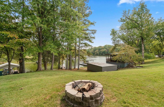 Lakefront property with 7 bedrooms