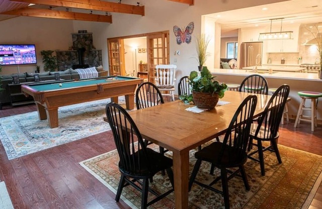 LAKEFRONT RENOVATED 3000+ sf Cabin in 5-Star Lake Naomi