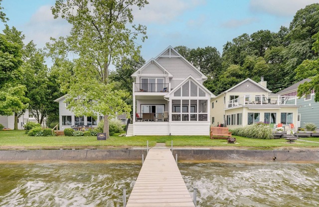 Lakefront Retreat: Private Dock, Kayaks & Grill!