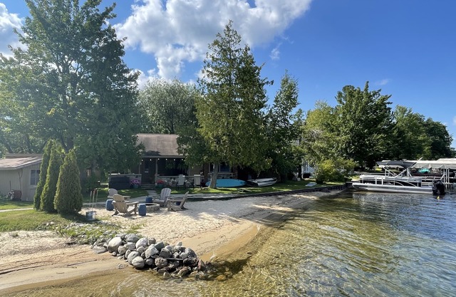 LAKEFRONT RETREAT WITH KAYAK AND PADDLE BOARDS, LONG LAKE, TRAVERSE CITY