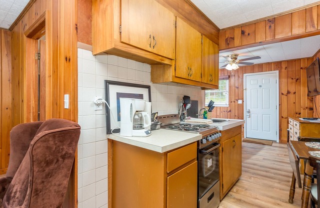 Lakefront retreat with pool, tennis, firepit, canoes & picnic areas - dogs OK