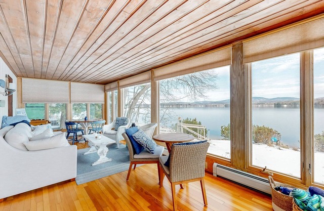 Lakefront spacious all season home w/dock, deck, outdoor kitchen, sunrise views