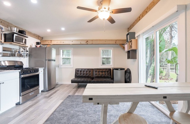 Lakefront Studio - Cozy - Stunning Views