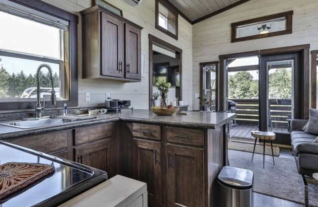 LakeFront Tiny Home MINUTES to Downtown Blue Ridge