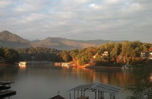 LAKEFRONT TOWN HOME IN DOWNTOWN HIAWASSEE