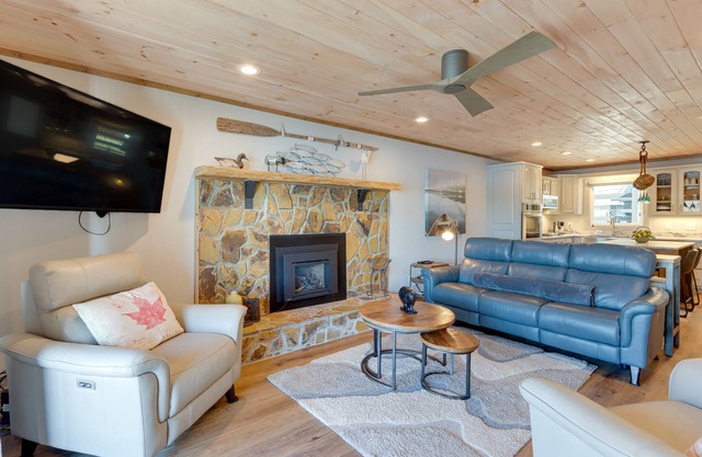 Lakefront Townhome w/Dock: 6 Mi to Blue Ridge!