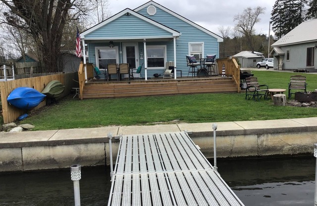 LAKEFRONT, Very Cozy, 4 B-Rooms, 2 Full baths, w/40' of lakefront w/private dock