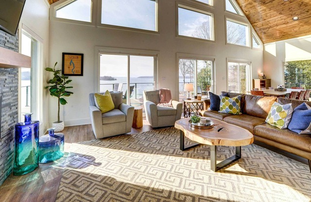 Lakefront Waverly Home: Deck, Fire Pit & Views!