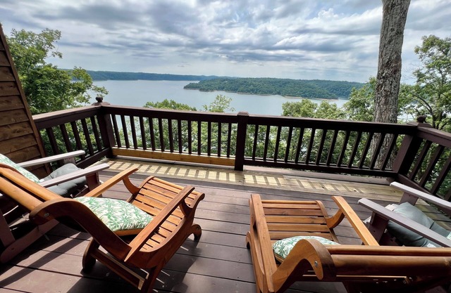 Lakefront with Incredible Views! Pet Friendly & Hot Tub Overlooking the lake!