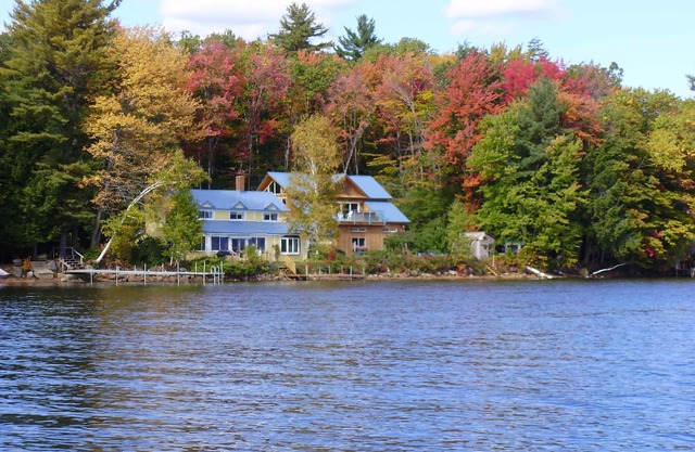 Lakehouse 300 ‘ shore with 40' Dock, 10 Kayaks & kayak launch, boats & Fire pit