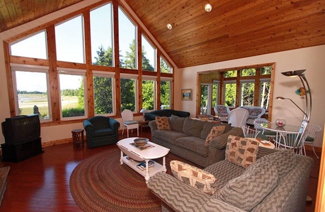 Lakehouse in Beautiful Oliphant-Spectacular Views!nn