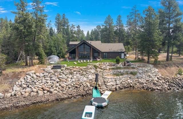 -Lakehouse-Lake Tramp-Hot Tub-Sauna-Climbing Wall