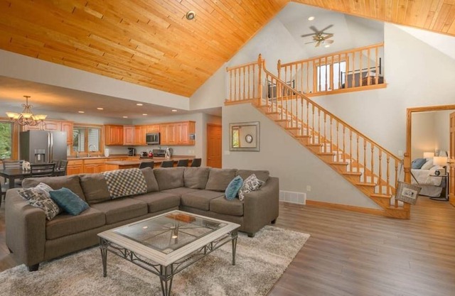 Lakehouse Luxury sleeps 10