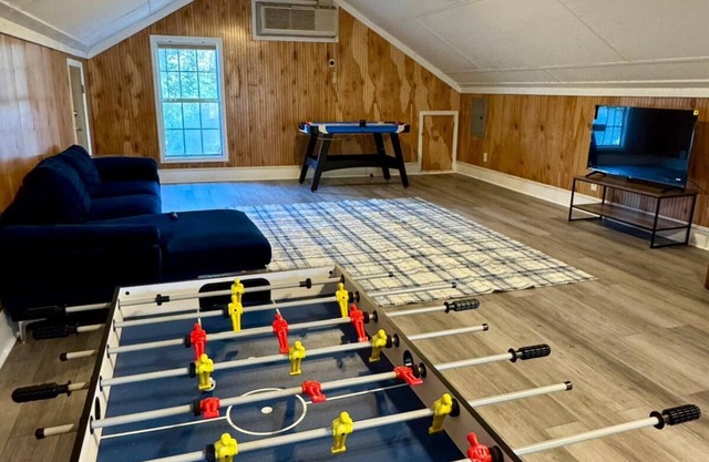Lakehouse Retreat 4-bedroom cottage with WiFi and AC in fabulous Jackson
