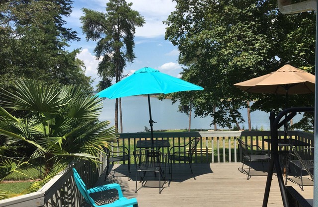 Lakehouse Retreat with dock, paddle boat, canoe & kayaks! Now have Gas Grill