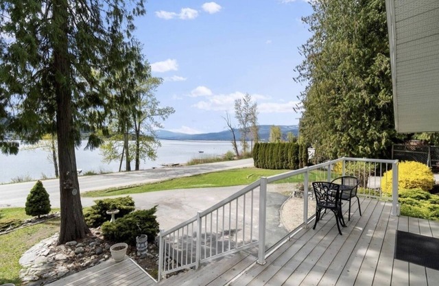 Lakehouse with Private Beach