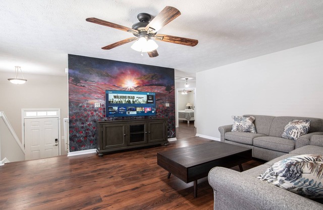 LakePoint Getaway - Spacious home w/King Bed, 1 mile from LakePoint Sports