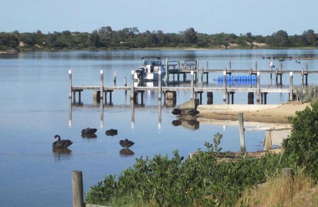 Lakes Entrance Waterfront Cottages with King Beds