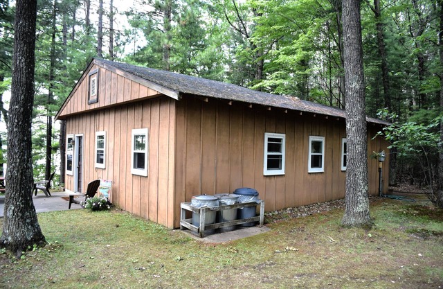 Lakeside 1 Bedroom Cabin, Sleeps 4+
