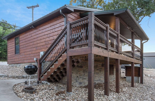 Lakeside 2bd/2ba cabin, sleeps 6. Free Use of Kayaks-Ticket DEALS and Resort Perks!