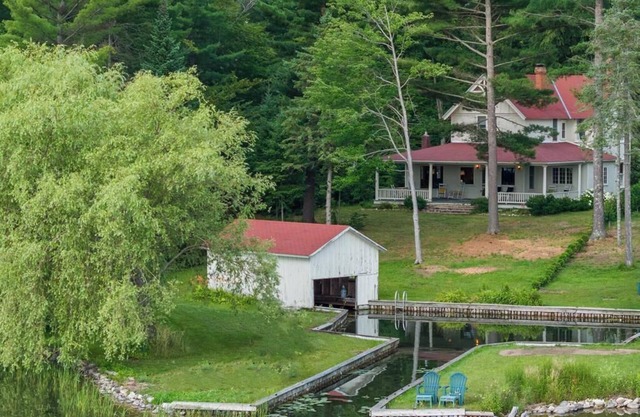 Lakeside 6-bedroom Cottage with Harbor