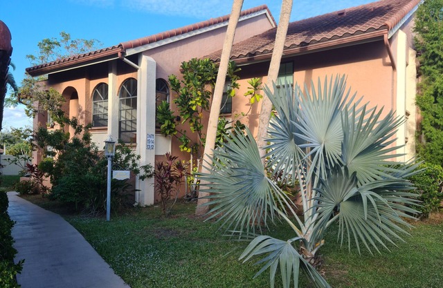 Lakeside Apartment in Sarasota, Los Lagos' Jewel 2/2 Mediterranean Luxury Look