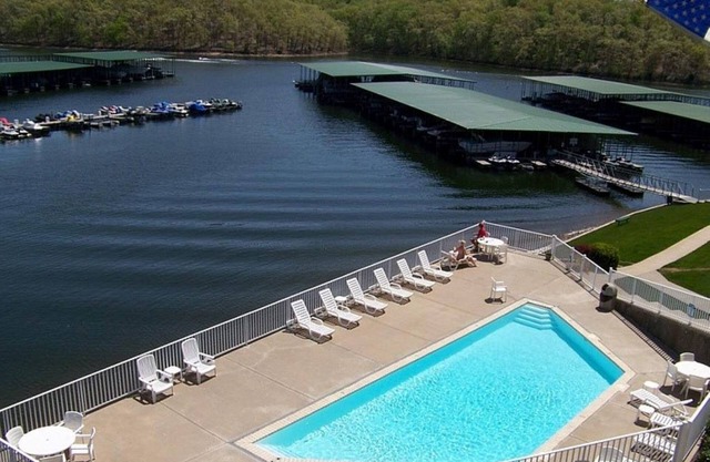 LAKESIDE CONDO, 3 pools, Walk in level, boat slip, 2 bed/2 bath, gorgeous views
