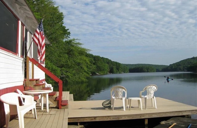 Lakeside cottage ON the water with beautiful views up the lake!