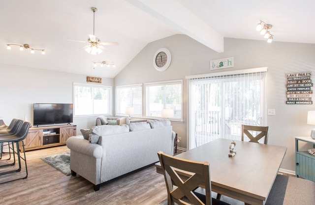 Lakeside Getaway ★ 2 King Beds ★ Chain O Lakes