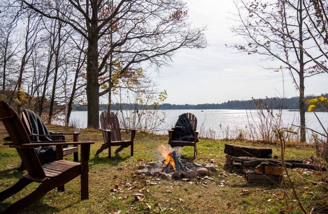 Lakeside Getaway @ Ro's On Pine Lake (w/Hot Tub)!