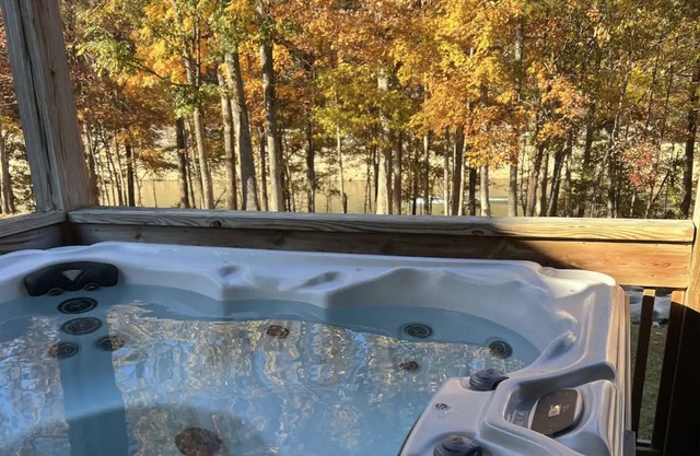 Lakeside Hideaway I - newly renovated lakefront with hot tub/walk to boat ramp