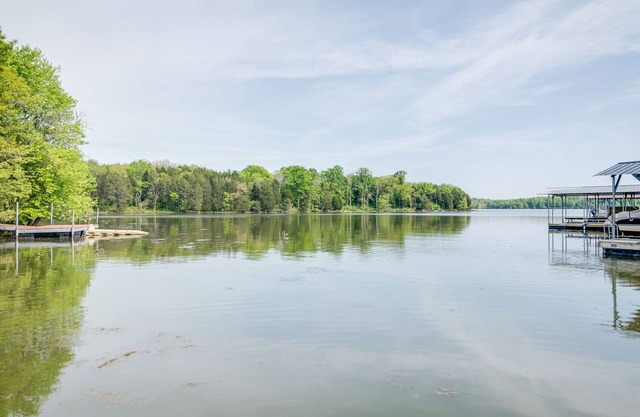 Lakeside: King Bed, Firepit, Kayaks & Fishing Gear