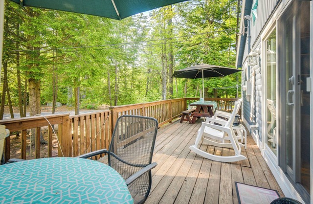 'Lakeside Lagoon' Middleton Home Near Sunrise Lake