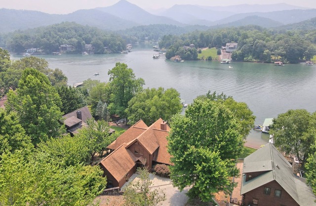 Lakeside Lodge - By Chatuge Home Concierge Lakefront, firepit, hot tub, ping pong private dock with boat slip