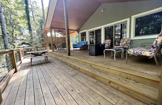 Lakeside Lodge for family fun with game room and covered deck! Fish & Swim!