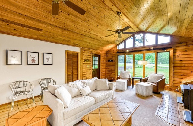 Lakeside log home with a private deck, WiFi, firepit, central AC, & washer/dryer